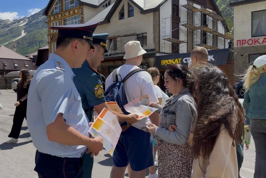 Дисциплина на высоте - сотрудники полиции и МЧС Кабардино-Балкарии напомнили туристам о правилах безопасности Дисциплина на высоте - сотрудники полиции и МЧС Кабардино-Балкарии напомнили туристам о правилах безопасности