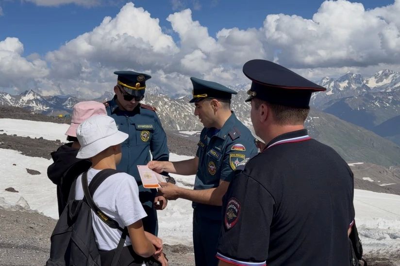 Дисциплина на высоте - сотрудники полиции и МЧС Кабардино-Балкарии напомнили туристам о правилах безопасности Дисциплина на высоте - сотрудники полиции и МЧС Кабардино-Балкарии напомнили туристам о правилах безопасности