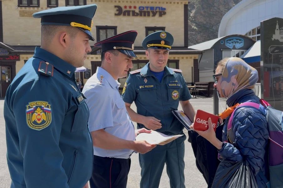 Дисциплина на высоте - сотрудники полиции и МЧС Кабардино-Балкарии напомнили туристам о правилах безопасности Дисциплина на высоте - сотрудники полиции и МЧС Кабардино-Балкарии напомнили туристам о правилах безопасности