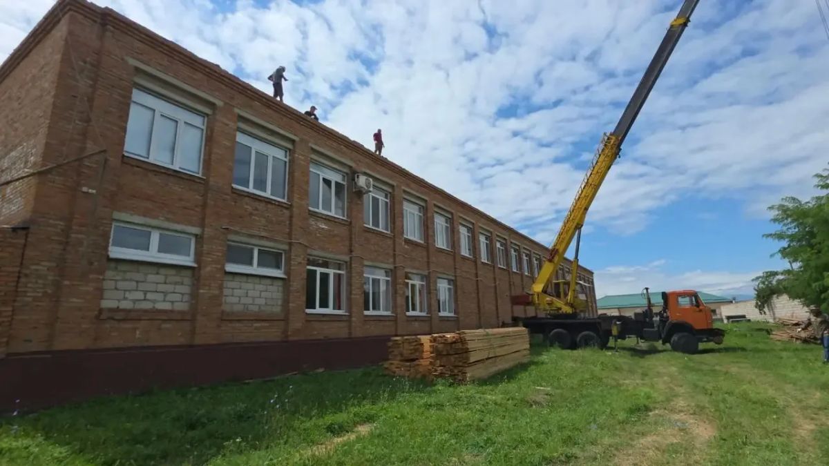 В Атажукино продолжается капитальный ремонт одной из старейших школ Баксанского района