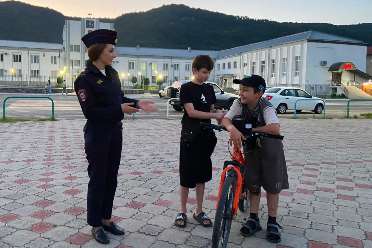 ПОЛИЦЕЙСКИЕ И ОБЩЕСТВЕННИКИ ЧЕРЕКСКОГО РАЙОНА ПРОВЕЛИ ИНСТРУКТАЖИ ПО ДОРОЖНОЙ БЕЗОПАСНОСТИ ДЛЯ ПОДРОСТКОВ И РОДИТЕЛЕЙ ПОЛИЦЕЙСКИЕ И ОБЩЕСТВЕННИКИ ЧЕРЕКСКОГО РАЙОНА ПРОВЕЛИ ИНСТРУКТАЖИ ПО ДОРОЖНОЙ БЕЗОПАСНОСТИ ДЛЯ ПОДРОСТКОВ И РОДИТЕЛЕЙ