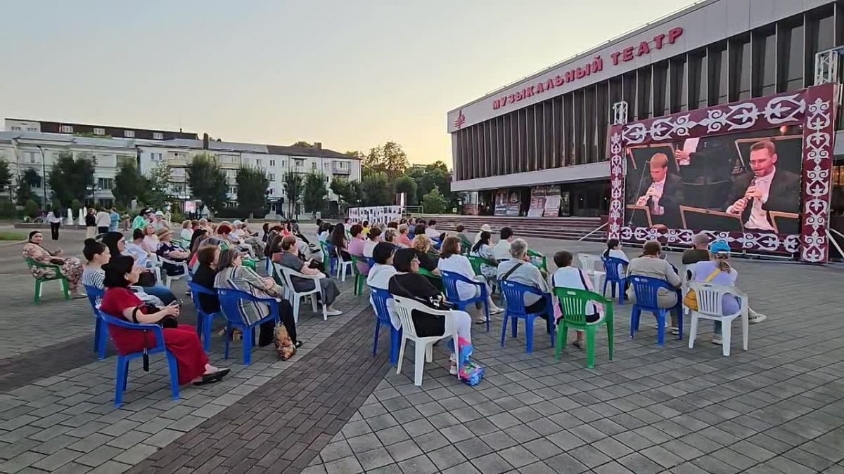 В эти минуты на Площади 400-летия проходит второй день фестиваля симфонической музыки «Темиркановские вечера»
