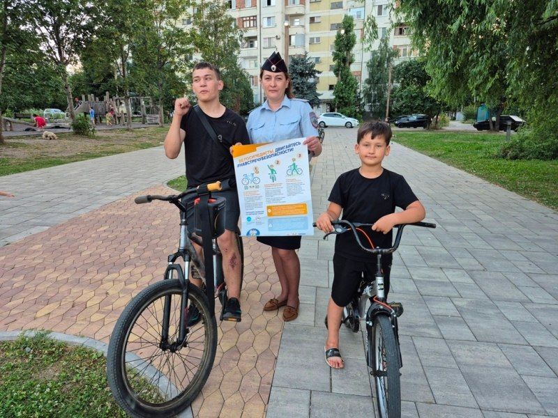 Спортивные площадки и скверы Кабардино-Балкарии стали пунктами разъяснений ПДД для взрослых и детей Спортивные площадки и скверы Кабардино-Балкарии стали пунктами разъяснений ПДД для взрослых и детей
