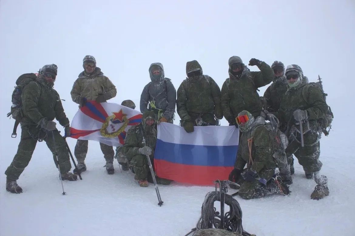 Военнослужащие из России, Белоруссии, Ирана, Зимбабве и Марокко вместе поднялись на вершину Эльбруса Военнослужащие из России, Белоруссии, Ирана, Зимбабве и Марокко вместе поднялись на вершину Эльбруса
