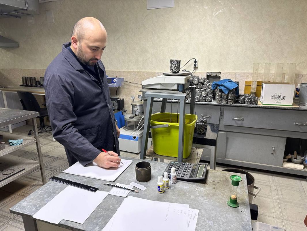 В лаборатории регионального дорожного управления продолжается работа по контролю качества дорожных объектов — проводятся испытания кернов, отобранных с участков ремонта В лаборатории регионального дорожного управления продолжается работа по контролю качества дорожных объектов — проводятся испытания кернов, отобранных с участков ремонта