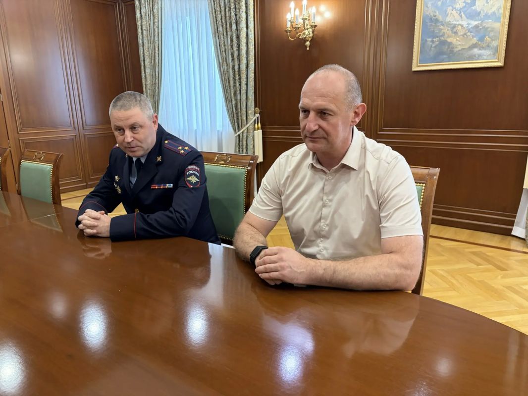 Казбек Коков: Провел рабочую встречу с Министром внутренних дел по КБР Вячеславом Крючковым и временно исполняющим обязанности начальника Северо-Кавказского института МВД России Юрием Сапроновым Казбек Коков: Провел рабочую встречу с Министром внутренних дел по КБР Вячеславом Крючковым и временно исполняющим обязанности начальника Северо-Кавказского института МВД России Юрием Сапроновым