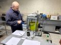 В лаборатории регионального дорожного управления продолжается работа по контролю качества дорожных объектов — проводятся испытания кернов, отобранных с участков ремонта