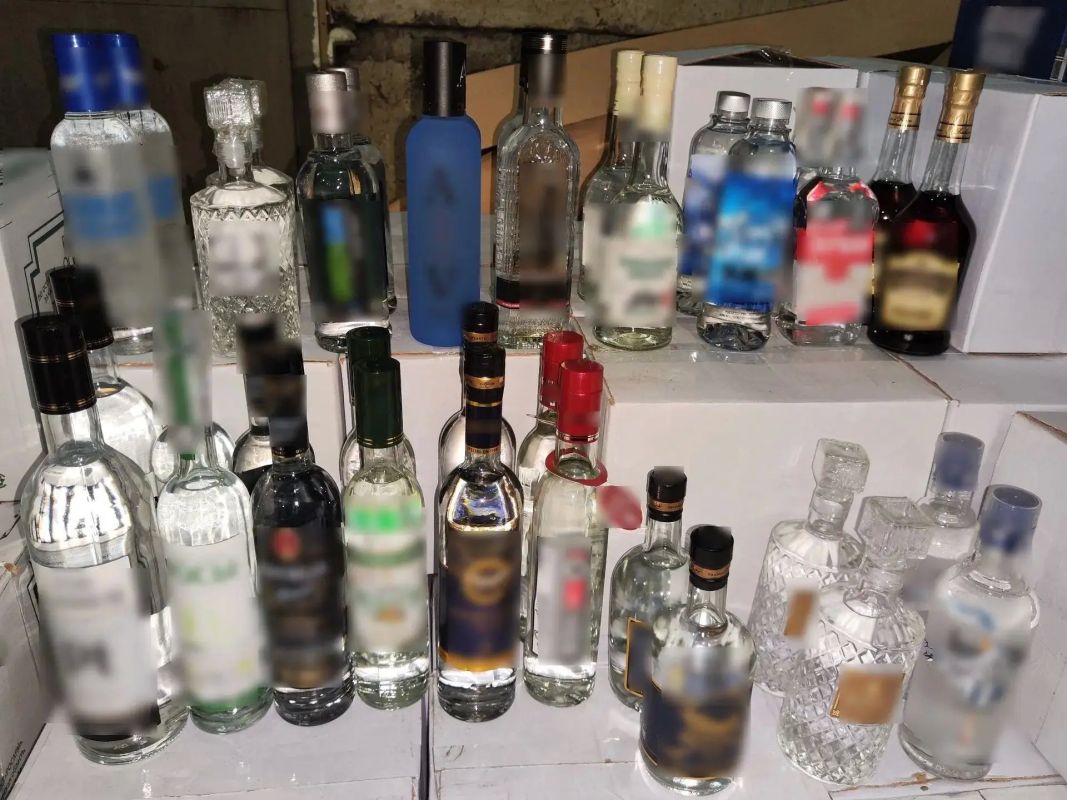 ИЗ ПОДПОЛЬНОГО ЦЕХА В КАБАРДИНО-БАЛКАРИИ ПОЛИЦИЯ ИЗЪЯЛА 13 ТЫСЯЧ БУТЫЛОК АЛКОГОЛЯ НА 6 МЛН РУБЛЕЙ ИЗ ПОДПОЛЬНОГО ЦЕХА В КАБАРДИНО-БАЛКАРИИ ПОЛИЦИЯ ИЗЪЯЛА 13 ТЫСЯЧ БУТЫЛОК АЛКОГОЛЯ НА 6 МЛН РУБЛЕЙ
