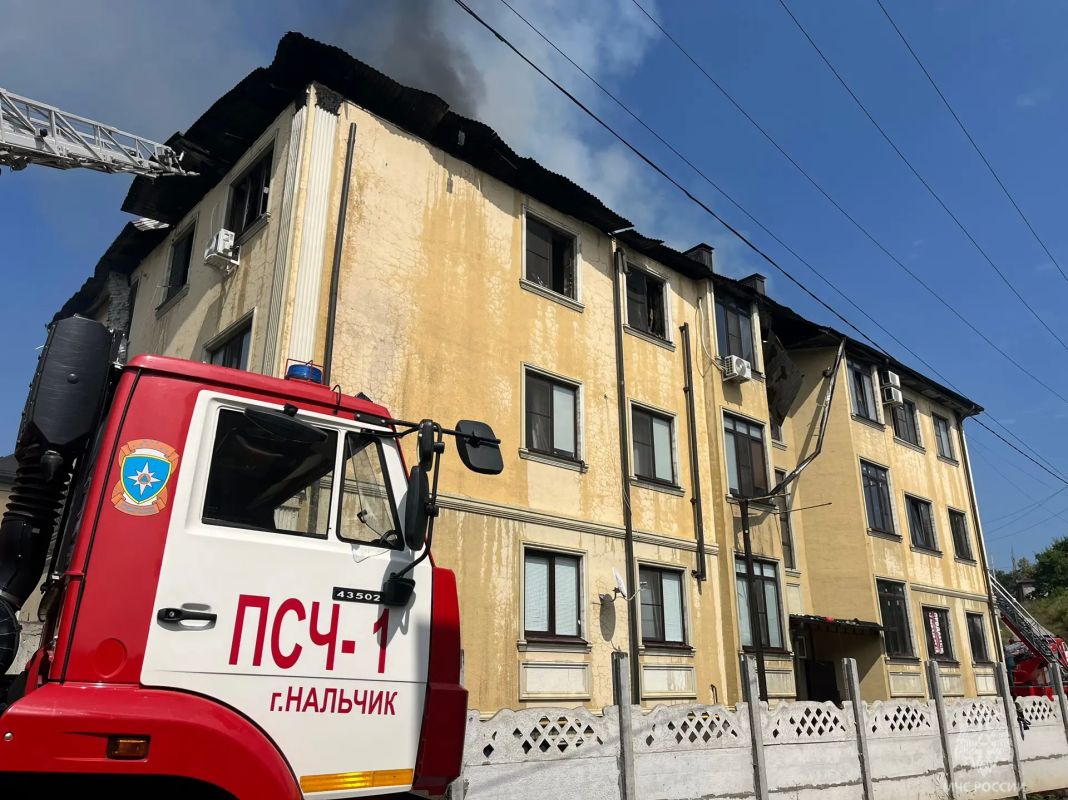 В Нальчике локализовали пожар на кровле многоквартирного жилого дома В Нальчике локализовали пожар на кровле многоквартирного жилого дома