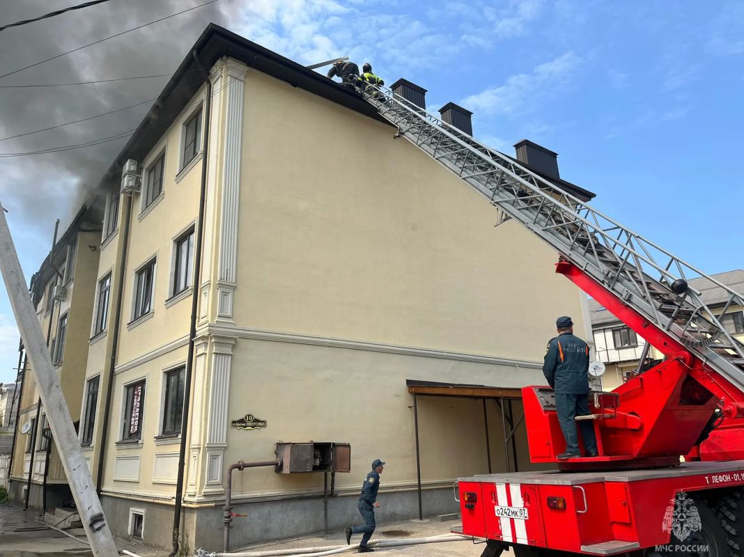 В Нальчике локализовали пожар на кровле многоквартирного жилого дома В Нальчике локализовали пожар на кровле многоквартирного жилого дома