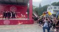 В Нальчике ко дню физкультурника организовали спортивный праздник На сцене выступают воспитанницы секций по художественной гимнастике, эстетической гимнастике и чир спорту