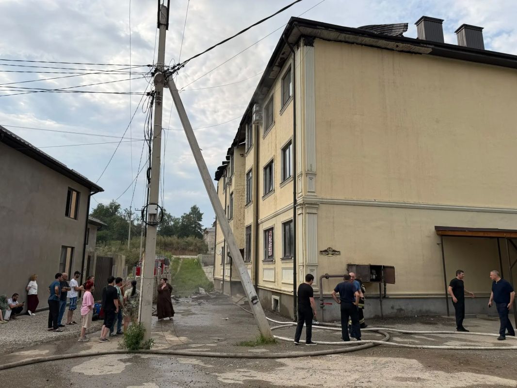 В микрорайоне Нарт произошло возгорание в трехэтажном многоквартирном доме по улице Пшегусовых В микрорайоне Нарт произошло возгорание в трехэтажном многоквартирном доме по улице Пшегусовых