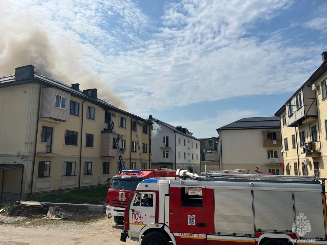 В Нальчике локализовали пожар на кровле многоквартирного жилого дома В Нальчике локализовали пожар на кровле многоквартирного жилого дома