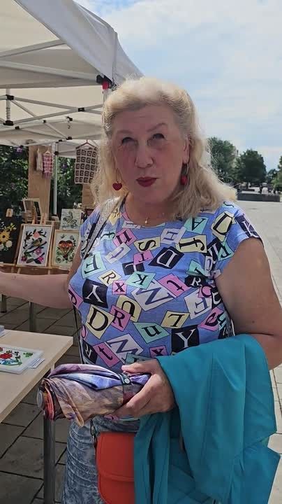 Наталья Побединская, посетившая выставку, отметила, что атмосфера в зале была наполнена теплом и духом творчества