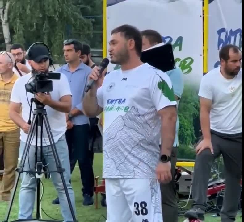 Министр курортов и туризма КБР Аскер Битов сегодня играет в составе команды «Сборная звезд КБР» на ежегодном турнире «Битва районов»