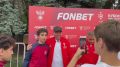 У сцены организовали автограф-сессию с футбольными звездами: Владимиром Габуловым, Эриком Корчагиным и Денисом Поповым