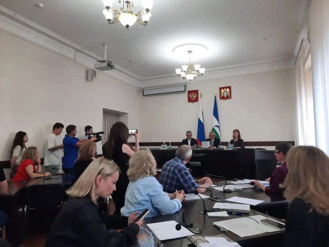 Избирательная комиссия КБР провела жеребьевку по распределению бесплатного эфирного времени между политическими партиями, участвующими в выборах в Госдумы Российской Федерации Избирательная комиссия КБР провела жеребьевку по распределению бесплатного эфирного времени между политическими партиями, участвующими в выборах в Госдумы Российской Федерации