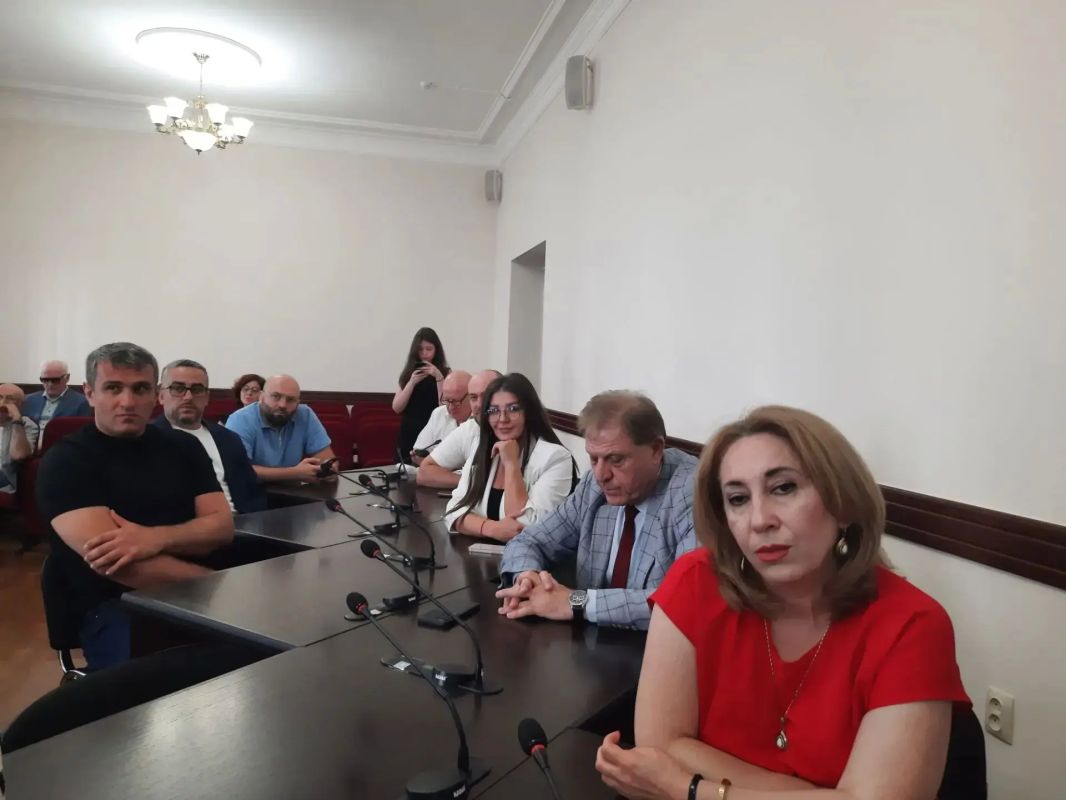Избирательная комиссия КБР провела жеребьевку по распределению бесплатного эфирного времени между политическими партиями, участвующими в выборах в Госдумы Российской Федерации Избирательная комиссия КБР провела жеребьевку по распределению бесплатного эфирного времени между политическими партиями, участвующими в выборах в Госдумы Российской Федерации