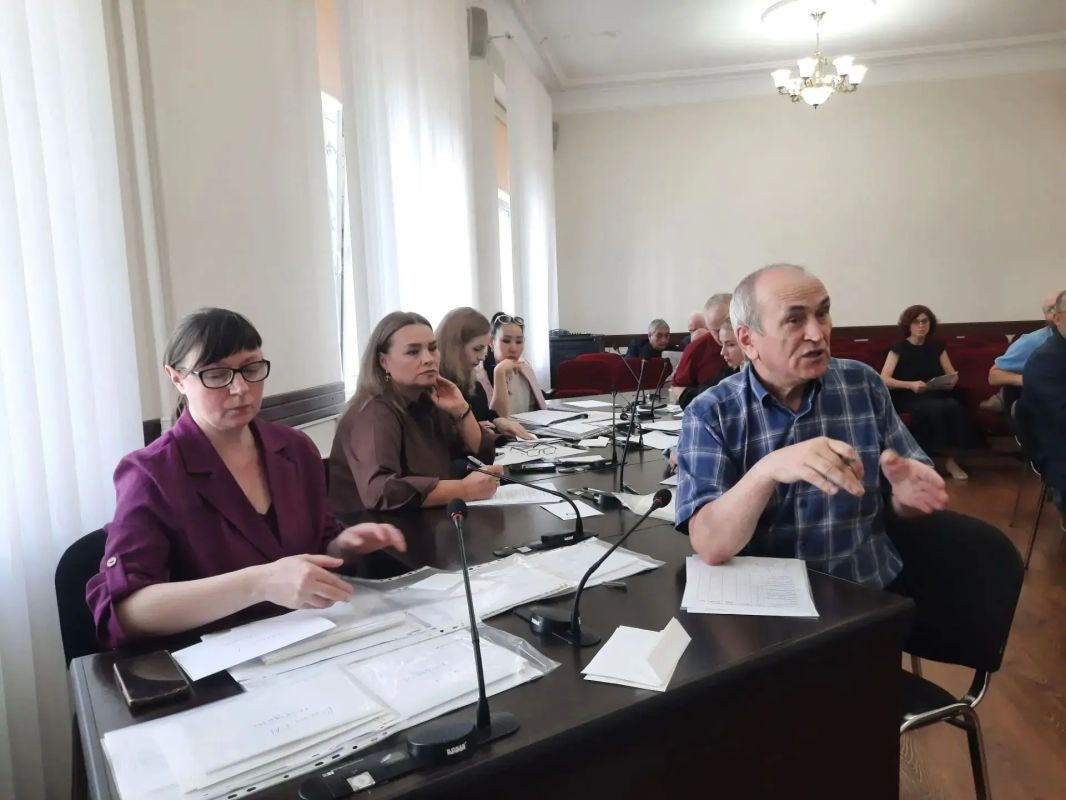 Избирательная комиссия КБР провела жеребьевку по распределению бесплатного эфирного времени между политическими партиями, участвующими в выборах в Госдумы Российской Федерации Избирательная комиссия КБР провела жеребьевку по распределению бесплатного эфирного времени между политическими партиями, участвующими в выборах в Госдумы Российской Федерации