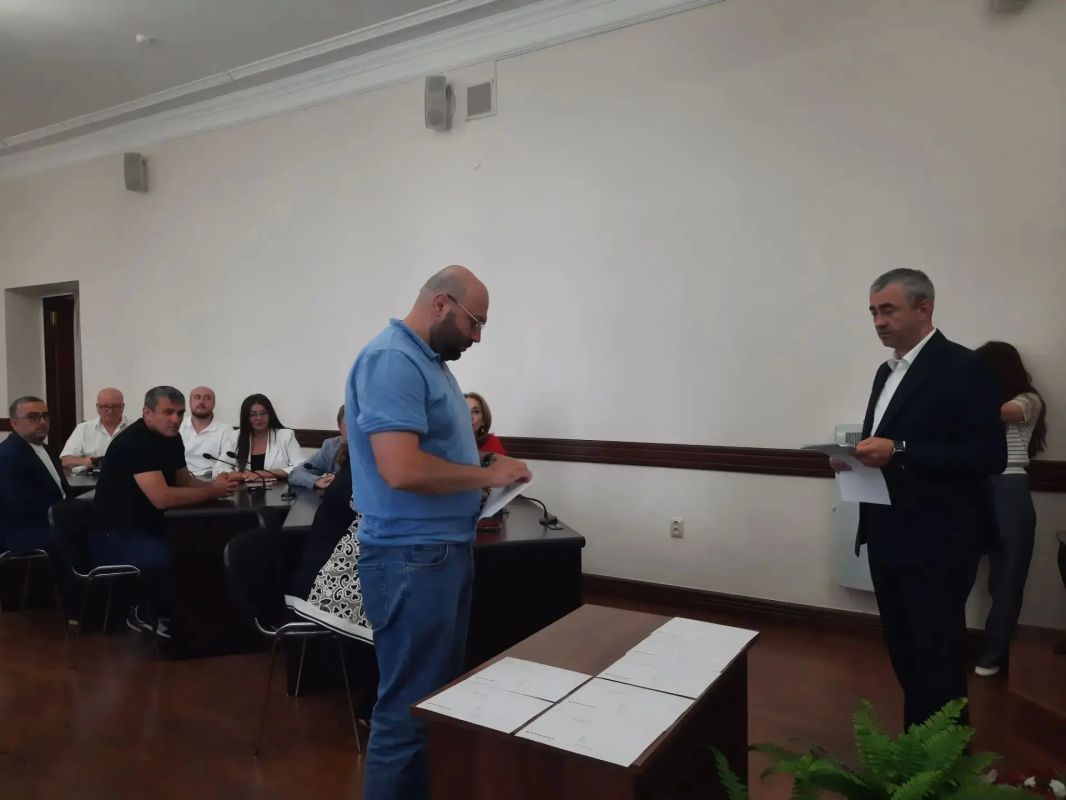 Избирательная комиссия КБР провела жеребьевку по распределению бесплатного эфирного времени между политическими партиями, участвующими в выборах в Госдумы Российской Федерации Избирательная комиссия КБР провела жеребьевку по распределению бесплатного эфирного времени между политическими партиями, участвующими в выборах в Госдумы Российской Федерации