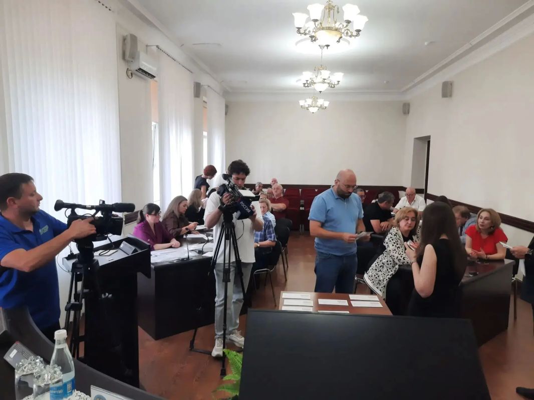 Избирательная комиссия КБР провела жеребьевку по распределению бесплатного эфирного времени между политическими партиями, участвующими в выборах в Госдумы Российской Федерации Избирательная комиссия КБР провела жеребьевку по распределению бесплатного эфирного времени между политическими партиями, участвующими в выборах в Госдумы Российской Федерации