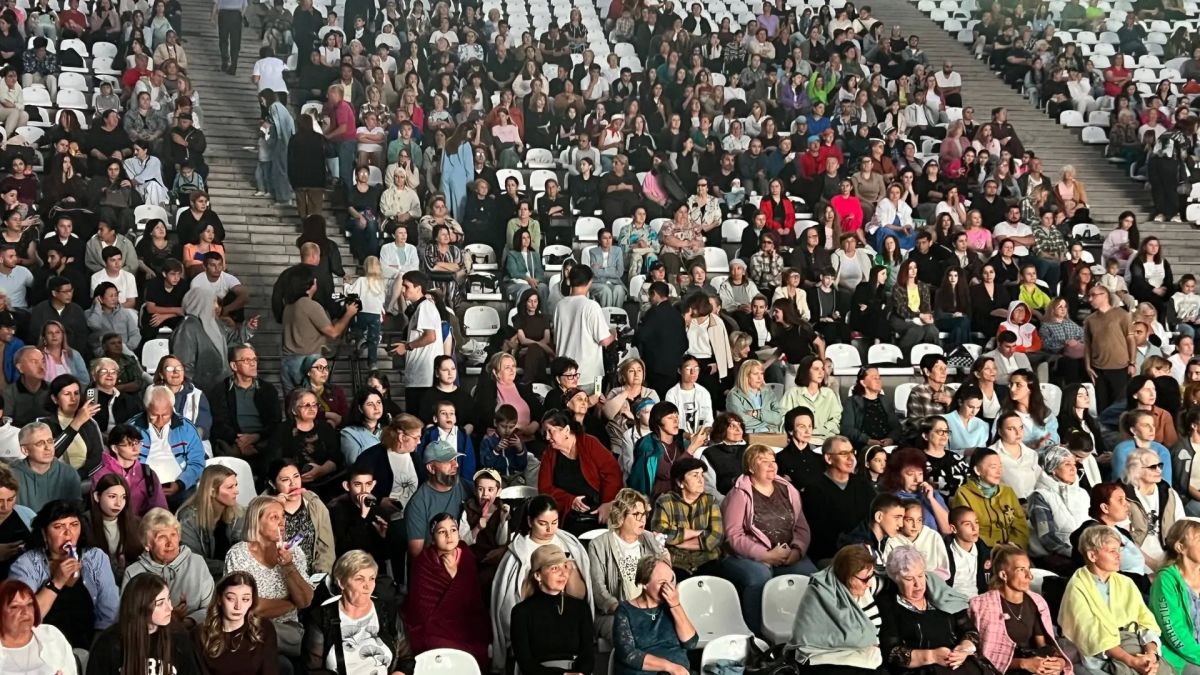 12-й ежегодный благотворительный концерт Азамата Цавкилова «От сердца к сердцу» проходит в Зеленом театре. В программе — полюбившиеся песни артиста и новинки, а также выступления коллег по цеху Азамата и детских ансамблей.... 12-й ежегодный благотворительный концерт Азамата Цавкилова «От сердца к сердцу» проходит в Зеленом театре. В программе — полюбившиеся песни артиста и новинки, а также выступления коллег по цеху Азамата и детских ансамблей....