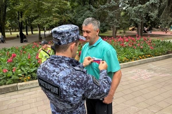 В преддверии Дня Государственного флага Российской Федерации военнослужащие и сотрудники Управления Росгвардии по Кабардино-Балкарской Республике приняли участие во всероссийской патриотической акции «Цвета Родины» В преддверии Дня Государственного флага Российской Федерации военнослужащие и сотрудники Управления Росгвардии по Кабардино-Балкарской Республике приняли участие во всероссийской патриотической акции «Цвета Родины»
