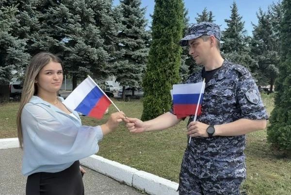 В преддверии Дня Государственного флага Российской Федерации военнослужащие и сотрудники Управления Росгвардии по Кабардино-Балкарской Республике приняли участие во всероссийской патриотической акции «Цвета Родины» В преддверии Дня Государственного флага Российской Федерации военнослужащие и сотрудники Управления Росгвардии по Кабардино-Балкарской Республике приняли участие во всероссийской патриотической акции «Цвета Родины»