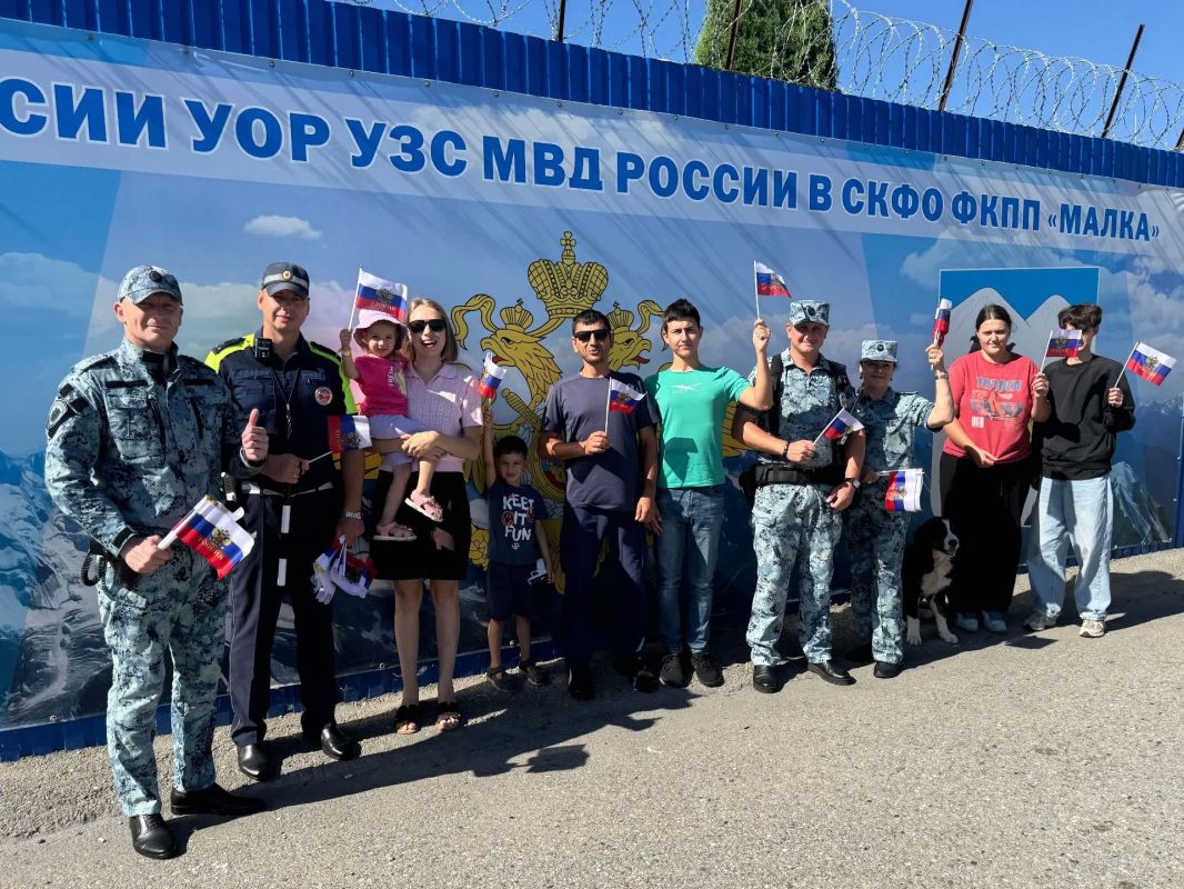 Сотрудники ГУ МВД России по СКФО на ФКПП «Малка» поздравили участников дорожного движения с Днём флага Сотрудники ГУ МВД России по СКФО на ФКПП «Малка» поздравили участников дорожного движения с Днём флага