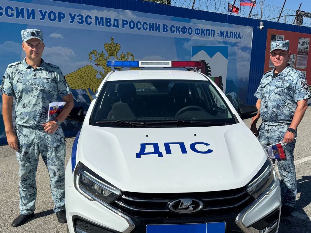 Сотрудники ГУ МВД России по СКФО на ФКПП «Малка» поздравили участников дорожного движения с Днём флага Сотрудники ГУ МВД России по СКФО на ФКПП «Малка» поздравили участников дорожного движения с Днём флага