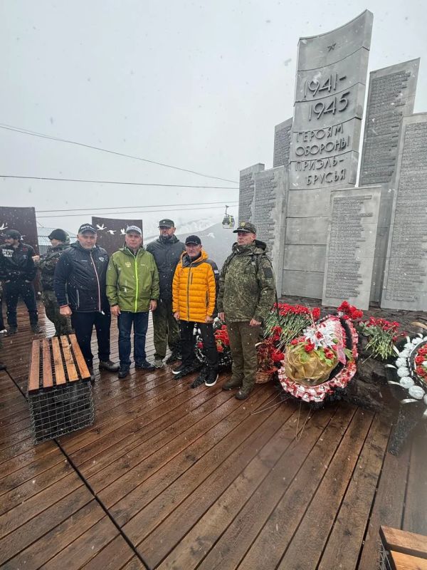 В День Государственного флага России сотрудники управления почтили память защитников Отечества В День Государственного флага России сотрудники управления почтили память защитников Отечества