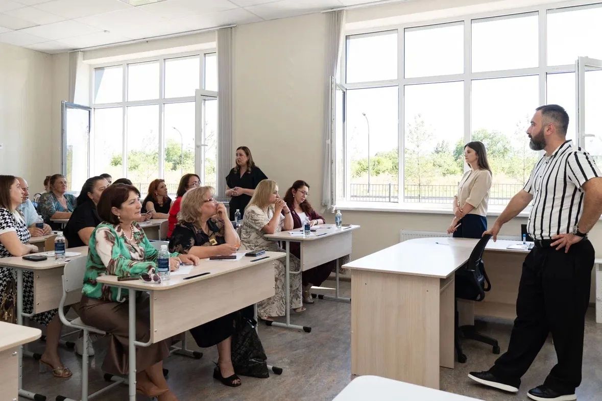 В объективе — главные моменты встречи в Республиканской многопрофильной гимназии: обсуждение актуальных вопросов общего образования, развитие профильных классов, презентация цифровых сервисов и торжественная церемония... В объективе — главные моменты встречи в Республиканской многопрофильной гимназии: обсуждение актуальных вопросов общего образования, развитие профильных классов, презентация цифровых сервисов и торжественная церемония...