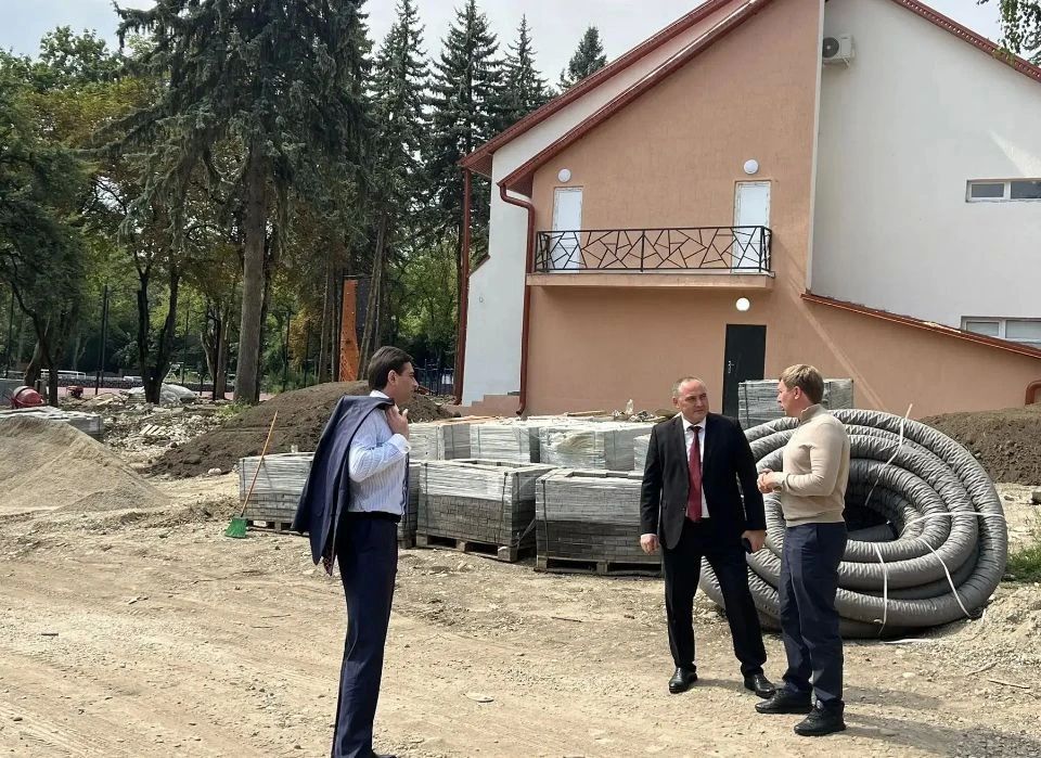 Руководитель Росмолодёжи Григорий Гуров посетил площадку центра патриотического воспитания молодёжи «Эльбрус». Два корпуса на 200 человек, лектории, спортплощадки, туристический кластер, амфитеатр — всё уже дышит жизнью.... Руководитель Росмолодёжи Григорий Гуров посетил площадку центра патриотического воспитания молодёжи «Эльбрус». Два корпуса на 200 человек, лектории, спортплощадки, туристический кластер, амфитеатр — всё уже дышит жизнью....