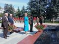 Живые цветы в память о героях-земляках