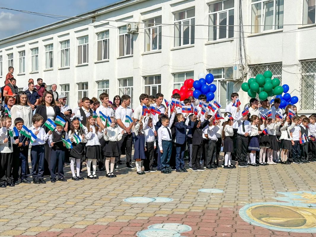 Сегодня в школах Чегемского района прошли торжественные линейки, посвященные Дню знаний и Дню государственности Кабардино-Балкарской Республики Сегодня в школах Чегемского района прошли торжественные линейки, посвященные Дню знаний и Дню государственности Кабардино-Балкарской Республики