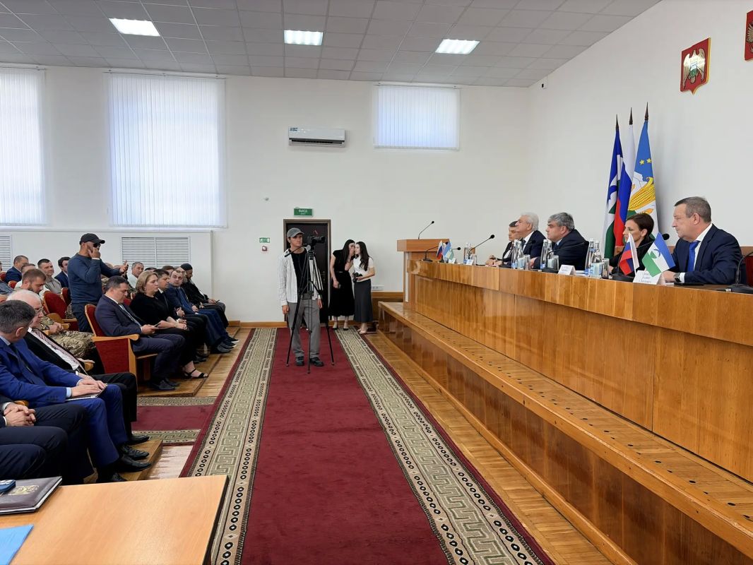 Казбек Коков: Сегодня в ходе рабочей поездки в Урванский район вместе с депутатами Государственной Думы Зауром Геккиевым, Викторией Родиной и Адальби Шхагошевым встретились с активом муниципалитета Казбек Коков: Сегодня в ходе рабочей поездки в Урванский район вместе с депутатами Государственной Думы Зауром Геккиевым, Викторией Родиной и Адальби Шхагошевым встретились с активом муниципалитета