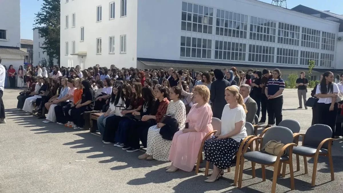 В КБГУ сегодня провели праздничный концерт, приуроченный ко Дню государственности Кабардино-Балкарии и Дню знаний В КБГУ сегодня провели праздничный концерт, приуроченный ко Дню государственности Кабардино-Балкарии и Дню знаний