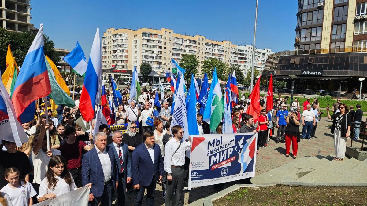 Кабардино-Балкария вместе со всей Россией почтила память жертв теракта в Беслане Кабардино-Балкария вместе со всей Россией почтила память жертв теракта в Беслане