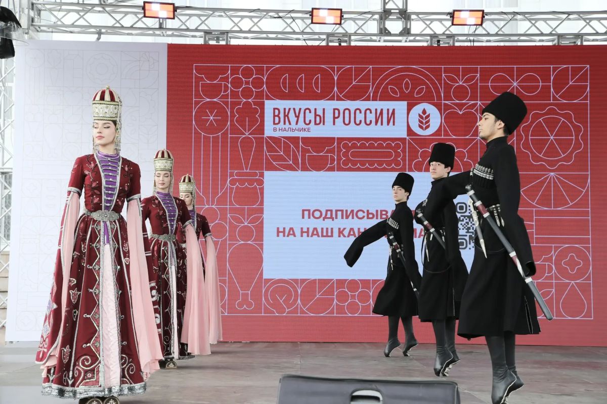 Казбек Коков: Вместе с заместителем Министра сельского хозяйства России Ксенией Шевёлкиной дали сегодня старт фестивалю «Вкусы России» Казбек Коков: Вместе с заместителем Министра сельского хозяйства России Ксенией Шевёлкиной дали сегодня старт фестивалю «Вкусы России»
