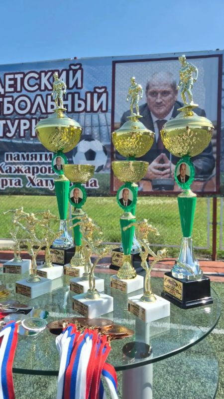 На стадионе футбольной школы «Нальчик» проходит детский турнир памяти Альберта Кажарова На стадионе футбольной школы «Нальчик» проходит детский турнир памяти Альберта Кажарова