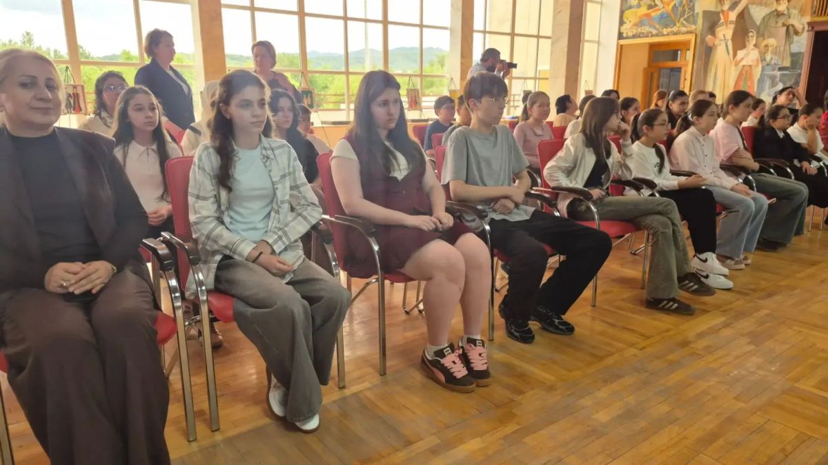 Во Дворце творчества детей и молодёжи проходит встреча, посвящённая Дню языков народов России Во Дворце творчества детей и молодёжи проходит встреча, посвящённая Дню языков народов России