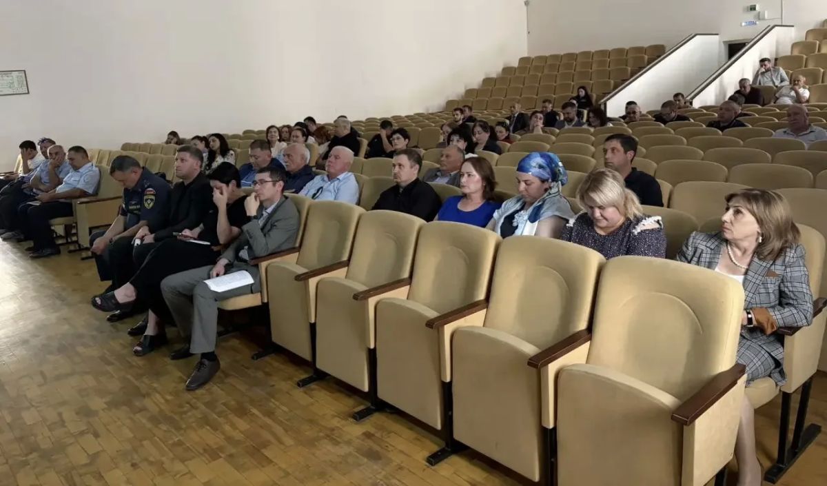 Чегемская территориальная избирательная комиссия совместно с представителями органов внутренних дел, МЧС России и администрации Чегемского муниципального района провела инструктаж по вопросам обеспечения безопасности на... Чегемская территориальная избирательная комиссия совместно с представителями органов внутренних дел, МЧС России и администрации Чегемского муниципального района провела инструктаж по вопросам обеспечения безопасности на...