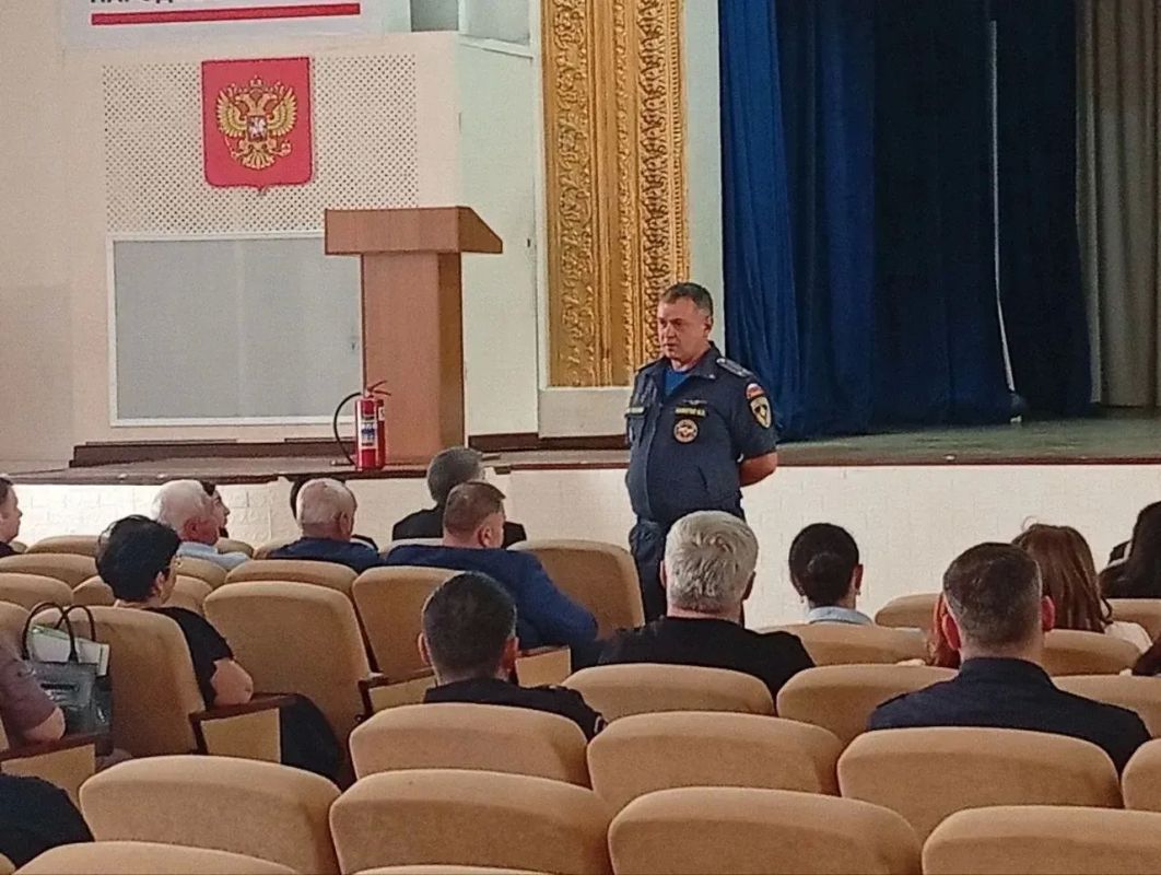 Чегемская территориальная избирательная комиссия совместно с представителями органов внутренних дел, МЧС России и администрации Чегемского муниципального района провела инструктаж по вопросам обеспечения безопасности на... Чегемская территориальная избирательная комиссия совместно с представителями органов внутренних дел, МЧС России и администрации Чегемского муниципального района провела инструктаж по вопросам обеспечения безопасности на...