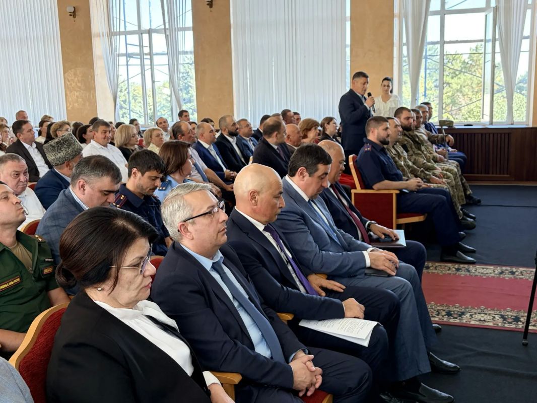 Казбек Коков: Сегодня в рамках рабочей поездки по республике вместе с депутатами Государственной Думы Зауром Геккиевым, Викторией Родиной, Адальби Шхагошевым встретился с активом городского округа Баксан Казбек Коков: Сегодня в рамках рабочей поездки по республике вместе с депутатами Государственной Думы Зауром Геккиевым, Викторией Родиной, Адальби Шхагошевым встретился с активом городского округа Баксан