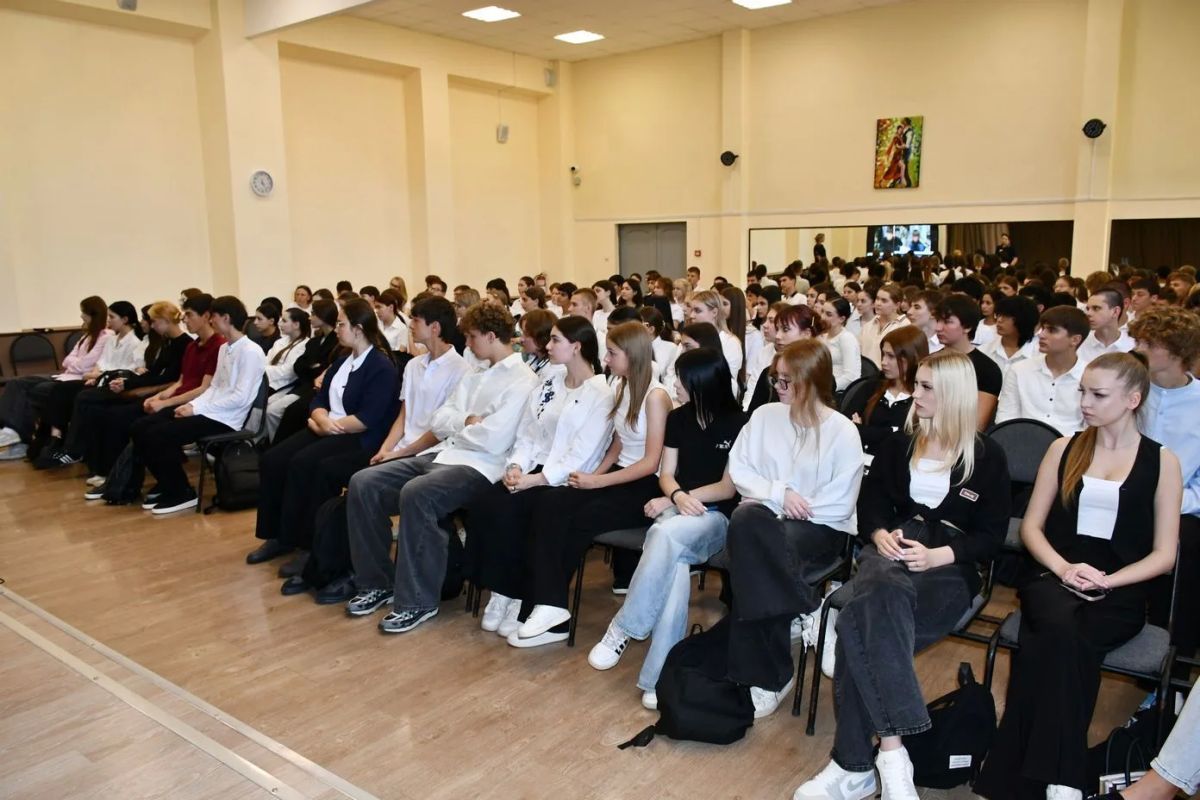 Полицейские Прохладненского района провели правовой лекторий для старшеклассников Полицейские Прохладненского района провели правовой лекторий для старшеклассников