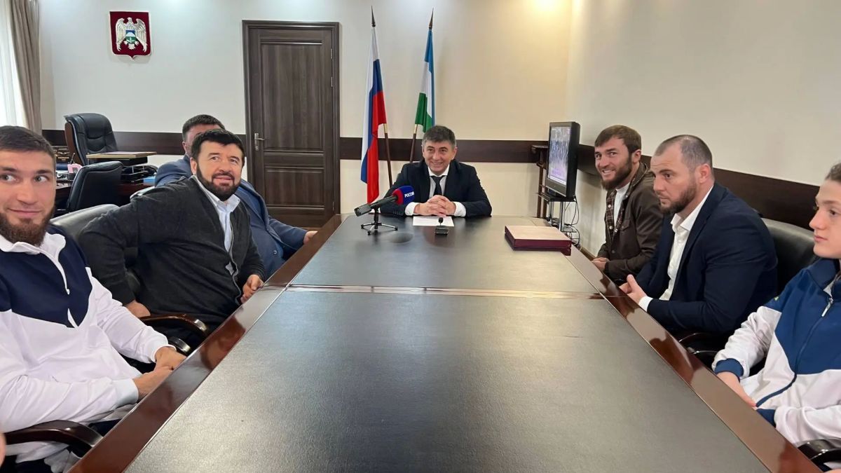 В министерстве спорта КБР прошла пресс-конференция, посвященная бронзовому успеху Амина Кушхова на чемпионате России по боксу и предстоящей матчевой встрече сборной Кабардино-Балкарии и Абхазии по боксу, которая состоится... В министерстве спорта КБР прошла пресс-конференция, посвященная бронзовому успеху Амина Кушхова на чемпионате России по боксу и предстоящей матчевой встрече сборной Кабардино-Балкарии и Абхазии по боксу, которая состоится...