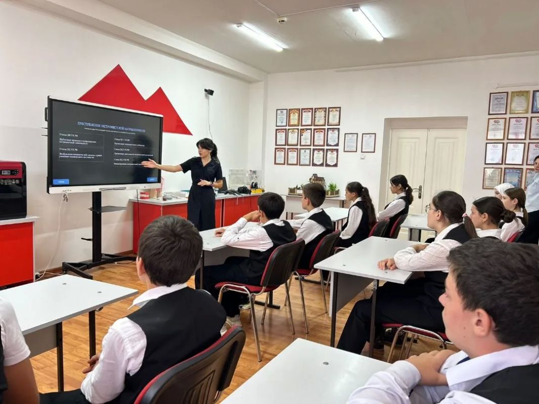 Полицейские Баксанского района обучают школьников основам цифровой грамотности Полицейские Баксанского района обучают школьников основам цифровой грамотности