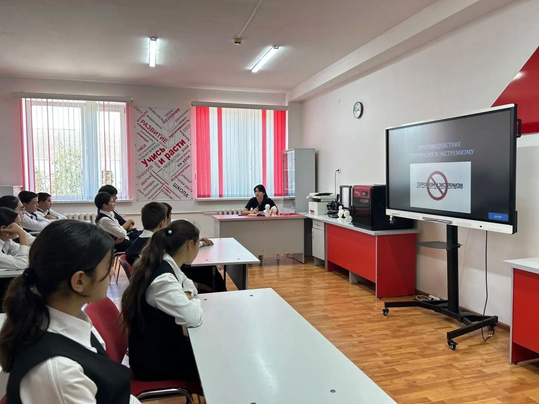 Полицейские Баксанского района обучают школьников основам цифровой грамотности Полицейские Баксанского района обучают школьников основам цифровой грамотности