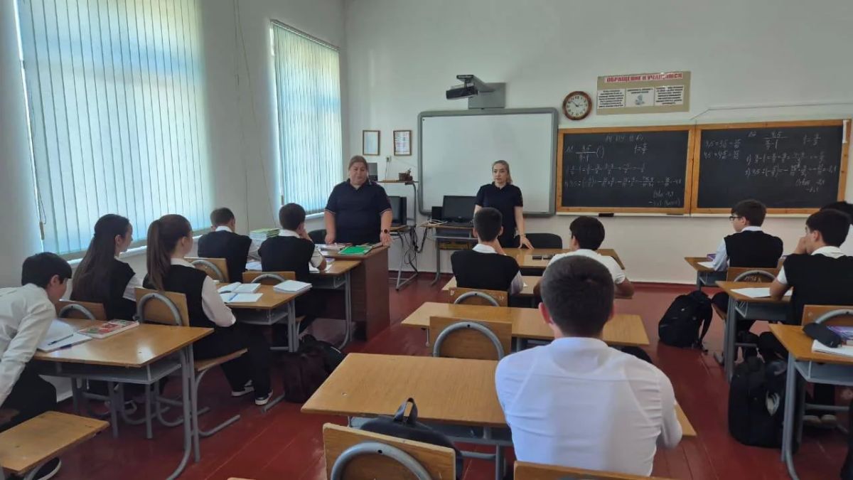 Полицейские Баксанского района обучают школьников основам цифровой грамотности Полицейские Баксанского района обучают школьников основам цифровой грамотности