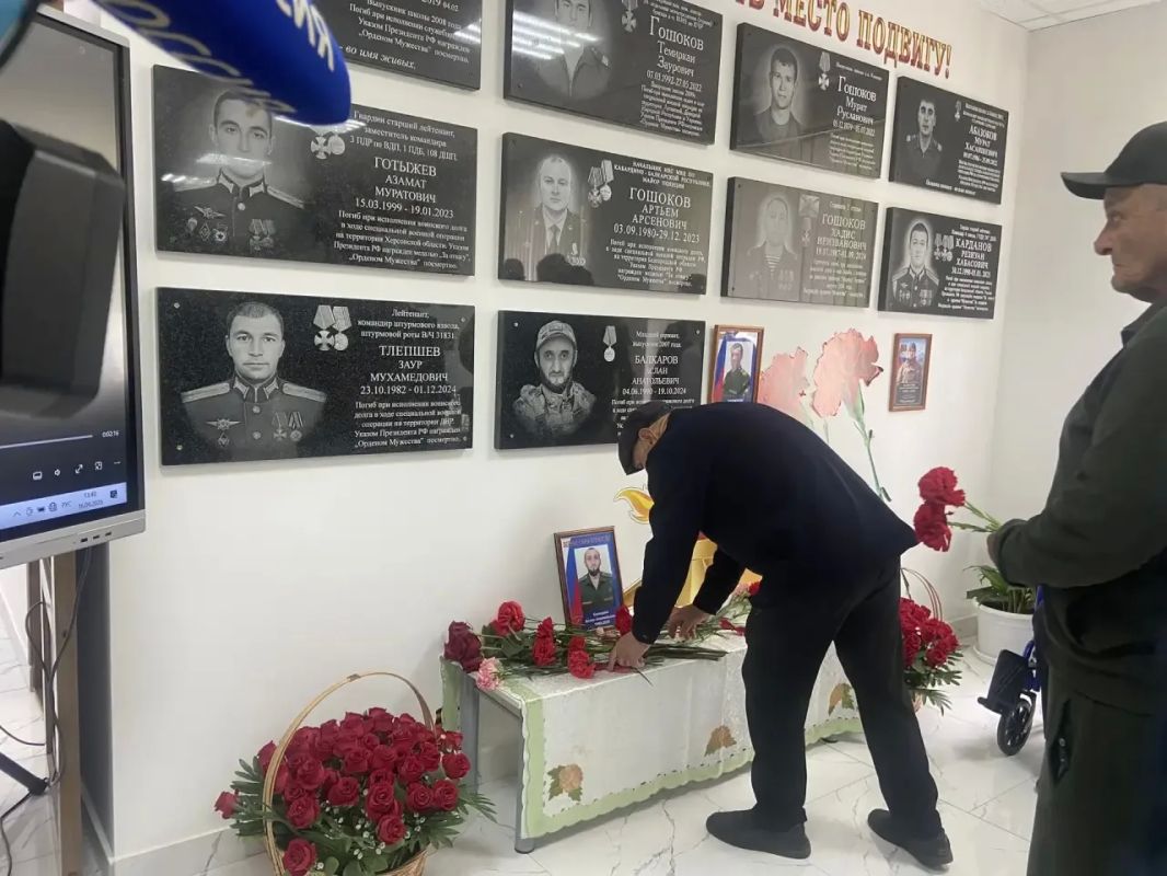 Сегодня в первой школе Кишпека открыли мемориальную доску участнику СВО Аслану Балкарову. Указом Президента России защитник Отечества награжден медалью «За отвагу». Посмертно Сегодня в первой школе Кишпека открыли мемориальную доску участнику СВО Аслану Балкарову. Указом Президента России защитник Отечества награжден медалью «За отвагу». Посмертно